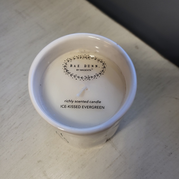 Rae Dunn MERRY XMAS iced kissed evergreen 8.7 oz candle - Picture 3 of 4